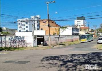 Terreno de esquina medindo 11,00m por 39,16m - totalizando 430,76m2 - aceito permuta no local - percentual 17% - estudo para 12 estúdios e 12 vagas de garagem - pilotis + 3 pavimentos tipo ou vendo po