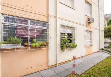 Apartamento mobiliado com 2 dormitórios, sala de estar/jantar, cozinha americana, área de serviço fechada, banheiro social, estacionamento rotativo. condomínio com salão de festas, pracinha, quadra de