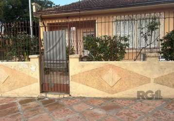 Ótima casa ,no bairro partenon, 3dormitorios, living amplo, banheirosocial, cozinha, área de serviçocomchurrasqueira, deposito, baheiro auxiliar. pátio amplo,espaçopara piscina, 2 garagens cobertas. g