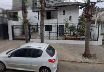 Excelente sobrado, no bairro menino deus.&lt;br&gt; no segundo piso da casa, tem 02 dormitórios, sendo 1 com suíte com banheira de hidromassagem. &lt;br&gt;sacada para frente e um terraço com área de 