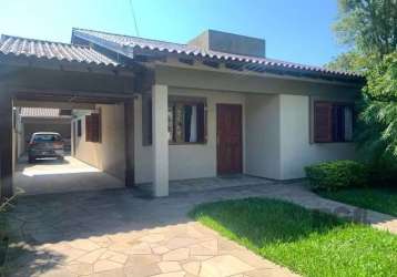 Linda casa térrea com 182m², 03 dormitórios sendo 1 suíte, banheiro social, sala de estar e jantar, ampla copa, cozinha com móveis sob medida, área de serviço e jardim de inverno. nos fundos, edícula 