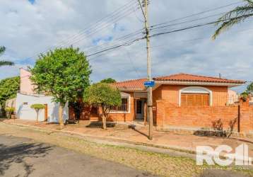 Linda casa à venda no bairro guarujá | imóvel conta com 3 dormitórios sendo uma suite, sala de estar e jantar, cozinha, 2 banheiros reformados, dependência de empregada, garagem para 2 carros, portão 