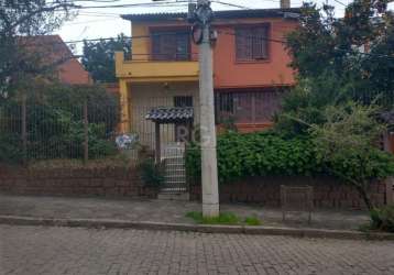 Casa/sobrado com 03 dormitórios no bairro teresópolis - porto alegre&lt;br&gt;ampla casa com 248m² 03 dormitórios,na parte superior sendo 01 suíte, banheiro social, sacada, sala,  sala de estar com la