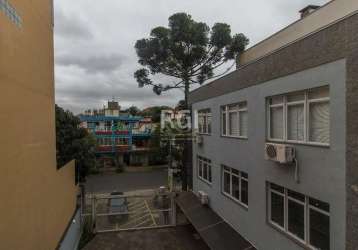 Sala comercial medindo 133,25 , localização previlegiada , proxima ao comercio local . sala bem distribuida ,  propria para escola, hoje est dividida em varios escritórios.