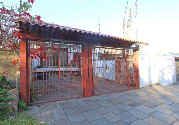 Casa localizada na clemente pinto, muito bem construída, com estrutura para mais um andar 4 quartos grandes, completos sendo uma suite com espaço para closet e vista para porto alegre, pequeno pátio n