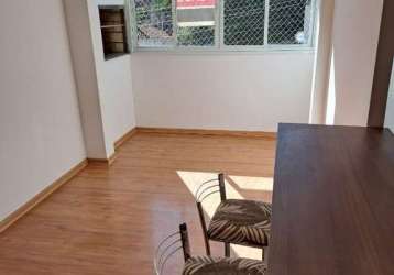 Apartamento de 3 dormitórios sendo uma suite    , coziinha montada sob medida , sacada fechada com churrasqueira ,area de serviço separada , um banho social ,   prédio semi novo  com linda vista para 