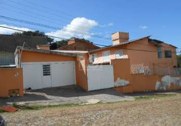 Casa localizada no bairro protásio alves, com 400m². imóvel com 5 dormitórios, sala de estar/jantar, cozinha com armários, 3 banheiros sociais, área de serviço e pisos em cerâmica e parquet. imóvel co