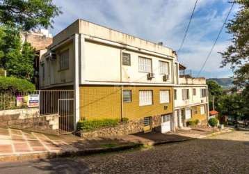 Apartamento de dois dormitórios e uma vaga de garagem no bairro petrópolis em porto alegre. banheiro social, sala, cozinha e área de serviço.&lt;br&gt;o banheiro social foi transformado em social e su