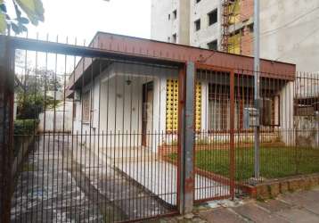 Terreno 9,90x36,30 com casa de alvenaria construída, no bairro higienópolis, proximidades da couto de magalhães.&lt;br&gt;juntamente com dois terrenos vizinhos e lindeiros, formam uma área de 1.080m²,