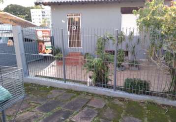 Excelente casa, em rua calma, 4 dormitórios, 2 banheiros, 2 vagas.