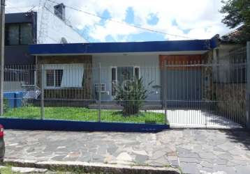 Excelente casa com edícula, em ótima localização no bairro são pedro. casa principal com três dormitórios, banheiro, sala e cozinha, área de serviço separada, pátio e edícula com dois quartos, banheir