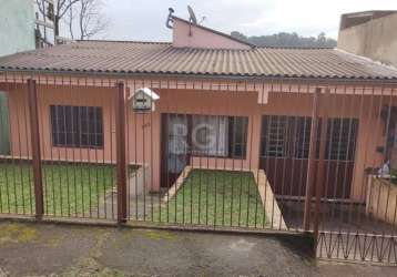 Casa com 1 sala, 4 quartos, 1 suíte, 1 banheiro social,, cozinha, lavanderia, ar condicionado no quarto e cozinha, edícula com churrasqueira, pia  e banheiro ficam os móveis fixos da casa.&lt;br&gt;ac