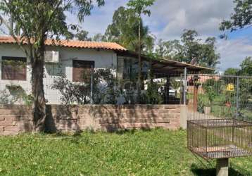 Casas  de alvenaria construídas, sendo a casa principal  dois dormitórios, sala ,cozinha, banheiro, ar condicionado e garagem para dois carros, e a  casa secundaria com varanda, três dormitórios, banh