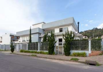 Excelente casa de esquina no bairro guarujá, zona sul de porto alegre. ótima orientação solar manhã e tarde, circulação de ar e iluminação naturais. pavimento superior com 4 quartos sendo 3 suítes, su