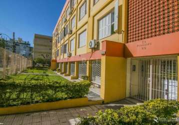 Apartamento de 2 dormitórios, living para 2 ambientes, cozinha, área de serviço.&lt;br&gt;ótima localização, próximo ao forum central, shopping praia de belas, orla do guaiba, e a 5 minutos do centro 