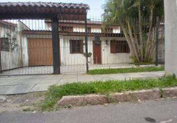 Casa com três dormitórios , um na parte inferior, sala de estar ,sala de jantar, banheiro, mais dois parte superior, sendo um suíte, pátio nos fundos enorme, área de serviço,1vaga de veiculo coberta ,