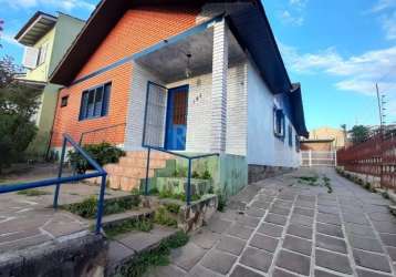 Casa com 3 dormitórios a venda no bairro cavalhada, sendo uma suíte, amplo living com 3 ambientes composto de sala de estar e  jantar. cozinha muito grande,  excelente para receber a família e amigos,