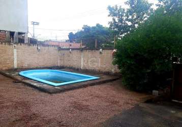 Linda casa  3 quartos com piscina e com amplo pátio na frente e fundos. são 3 quartos ficam móveis fixos sob medidas também na cozinha.. nos fundos tem quiosque com banheiro e piscina.&lt;br&gt;&lt;br