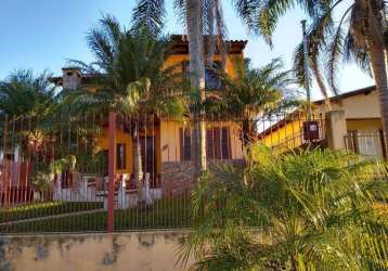 Casa de quatro dormitórios no bairro mendanha em viamão.&lt;br&gt;imóvel com dois pavimentos: térreo com sala ampla, lareira, sala de estar, sala de jantar, cozinha, um dormitório e banheiro.&lt;br&gt