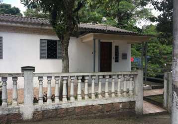 Casa com 5 dormitórios no centro de viamão.&lt;br&gt;imóvel de cinco dormitórios, sala e cozinha, três banheiros, lavanderia, garagem e espaço para um comércio.