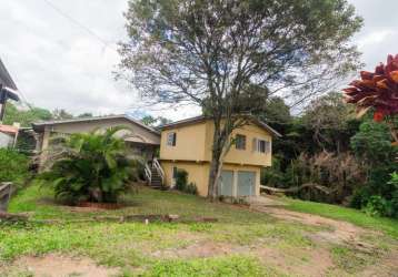 Casa no centro de viamão.&lt;br&gt;pátio amplo, diversas arvores frutíferas, conta com duas casas no pátio.&lt;br&gt;casa da frente, sala e cozinha integradas, um dormitório com suíte, um banheiro,, g