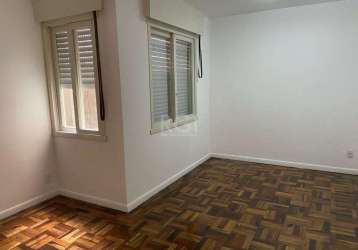 Vende-se apartamento térreo, todo reformado, 2 dormitórios, living amplo em 2 ambientes, copa e cozinha, banho social, terraço privativo e 1 vaga de garagem. o imóvel fica próximo ao shopping bourbon 