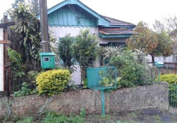 Terreno medindo  aproximadamente 413,00m² (8,80x47,00) em declive, com chalé antigo e habitável, construído em madeira e alvenaria, medindo aproximadamente 100m², composto de dois pisos, sendo o prime