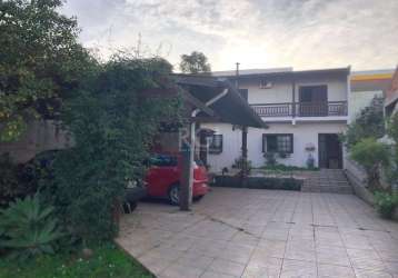 Casa semi mobiliada, 3 dormitórios, 2 suítes, sala estar e jantar, cozinha montada, despensa, área de serviço, churrasqueira, vista panorâmica, 3 vagas cobertas, pátio.