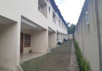 Vende ótima casa em condomínio no bairro tristeza, com 133,50m² privativos, primeiro andar todo integrado: living, cozinha americana, lavabo e área da churrasqueira com telhado retrátil automatizado. 