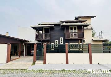 Casa para venda  de esquina no bairro cordeiros parte alta cidade de itajaí santa catarina.