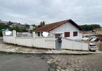 Ampla casa, 3 quartos, 1 suíte, 2 banheiros, 4 vagas, iluminada e arejada. agronômica, florianópolis/sc.