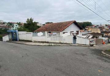 Ampla casa, 3 quartos, 1 suíte, 2 banheiros, 4 vagas, iluminada e arejada. agronômica, florianópolis/sc.