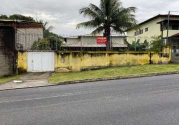 02 excelentes casas: casa da frente composta por 03 quartos, 02 banheiros, 02 salas, cozinha, garagem coberta para 03 carros, área de serviço e varand