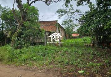 2 lotes com total de 900m²  com um galpão de 200m² construído precisando de reformas.  15 minutos do centro de araruama.