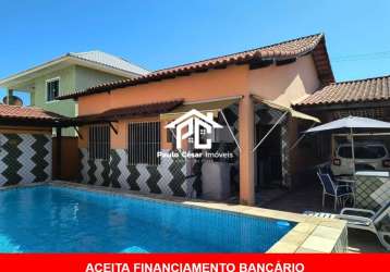 Casa com 3 quartos sendo uma suíte, sala, cozinha, 02 banheiros, área de serviço, garagem coberta para 2 carros, área gourmet e piscina. condomínio co