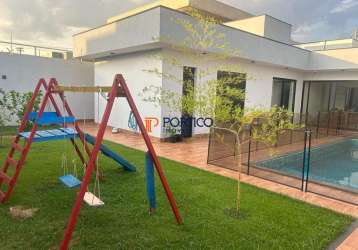 Casa térrea com piscina e 3 suítes