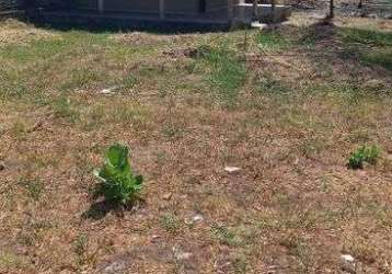 Praia de panaquatira: terreno com casa pequena a venda a 700m da beira da praia.