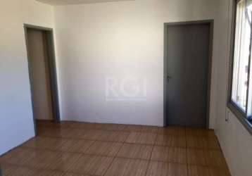 Apartamento de 85m² no 3º andar. imóvel com 03 dormitórios, sala de estar e jantar, cozinha, área de serviço, banheiro social com box em acrílico e banheiro auxiliar. condomínio dispõe de churrasqueir