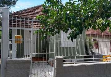 Casa em madeira, com 3 dormitórios, banheiro social, sala de estar,  cozinha, pátio nos fundos, com quiosque e churrasqueira. terreno medindo 10x55. ótima localização, próximo do zaffari da tristeza. 