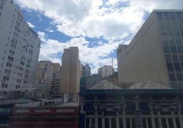 Vende sala na região central com 157 m², piso parquet, dois banheiro e copa. sala com prateleiras de madeira propria para depósito.&lt;br&gt;&lt;br&gt;condomínio oferece: elevadores e portaria em horá