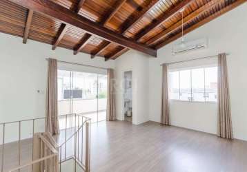 Ótima cobertura semi mobiliada no bairro santo antônio!  o pavimento inferior dispõe de living, cozinha planejada com piso porcelanato e equipada com fogão embutido e exaustor,  2 dormitórios com móve