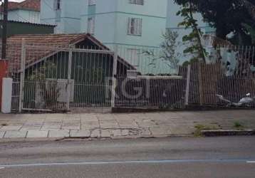 Casa na av.cavalhada com potencial para comércio, 4 dormitórios, 2 banheiros, copa cozinha , garagem para 3 carros. perto de transportes, escolas, bancos. aceita dação!