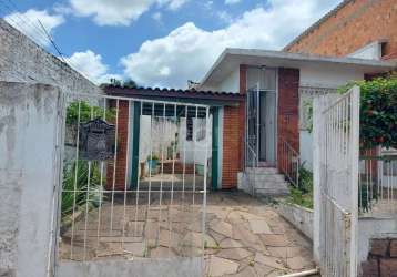 Casa de dois andares, localizada em uma rua sem saída.&lt;br&gt;no 1° pavimento - dois quartos, 2 banheiros, cozinha, sala, churrasqueira e área de serviço. garagem com portão para 2 carros.&lt;br&gt;