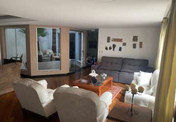 Casa com 378 m² privativos em excelente localização no bairro chácara das pedras, próximo colégio farroupilha. imóvel com 4 dormitórios (1 suíte), closet, hidro, pátio com 90 m², closet, living 04 amb