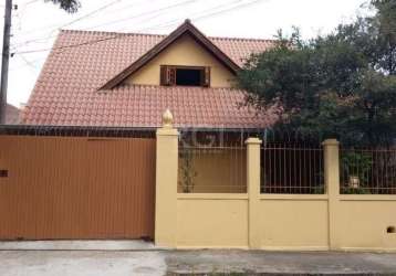 Casa estilo sobrado com 3 dormitórios sendo 1 suíte, amplo living, sala, lavabo, banheiro social cozinha, área de serviço, pátio com piscina e churrasqueira. edícula nos fundos do pátio podendo ser um