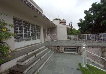 Imóvel com muito espaço interno, terreno contém duas casas e piscina. casa da frente, composta por 03 livings sendo um com lareira, 1 banheiro com banheiro, 02 dormitórios, sendo 01 suíte, cozinha mon