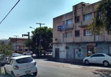 Prédio misto envolvendo 04 lojas e 04 apartamentos, na esquina da av. niterói com gomes carneiro. com vários meios de  transporte em frente.&lt;br&gt;aceita financiamento