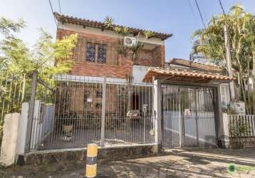 Exclusividade!!! ótima oportunidade na buarque de macedo, a uma quadra da benjamin constant, casa/sobrado com 221m2, composta de 3 amplos dormitórios, sendo 1 suíte, com sacada, living 2 ambientes c/ 