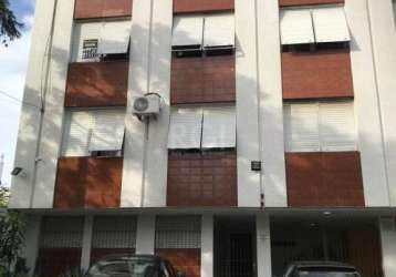 Vende-se apartamento desocupado, 1 dormitório amplo, living em 2 ambientes, ensolarado, banho social, copa e cozinha, área de serviço independente e permanecem todos os móveis fixos. prédio com fachad