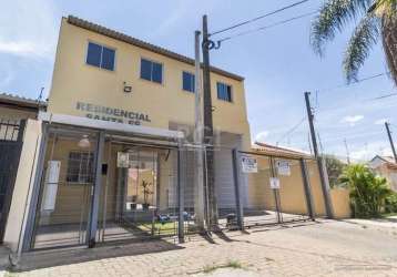 Apartamento de 2 dormitórios, com cozinha, sala de estar, banheiro social e área de serviço. possui cômodos bem arejados e com boa iluminação.&lt;br&gt;o condominio bem conservado conta com  churrasqu